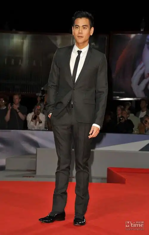 彭于晏相当懂得自己的优势,一身暗黑色礼服西装加白衬衣谁都会穿,但那