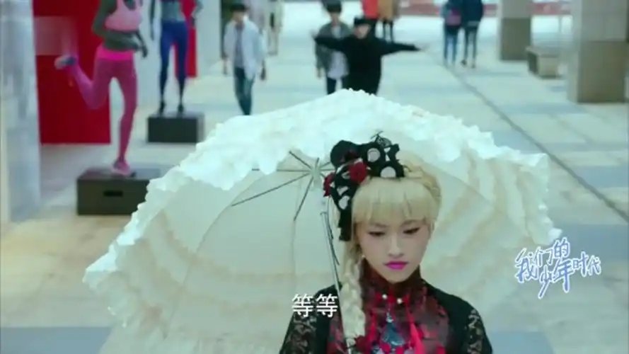 得知唐缇同学只不过是喜欢在节假日出门的时候以一身洛丽塔装扮示人