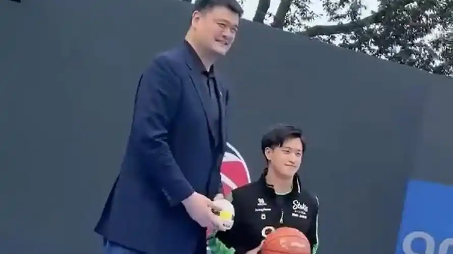 谷爱凌豹纹装亮相,撒贝宁带女儿观战,姚明周冠宇演绎最萌身高差