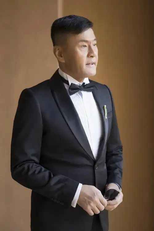 于荣光带"拳力男团"现场出道 电影《父子拳王》海南首映礼笑暖今冬