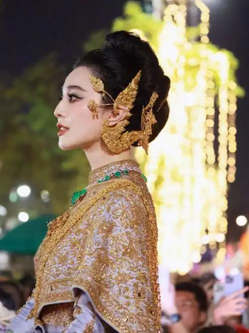 范冰冰复出鲨疯了现身泰国泼水节38度高温站三轮车上微笑巡游4小时