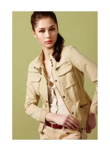 编辑推荐  款号:  535776   款名:  女猎装款外套   吊牌价:  599.