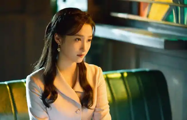 关晓彤超话#关晓彤左双桃#「梅花红桃剧照馆」左双桃@关晓彤民国ootd