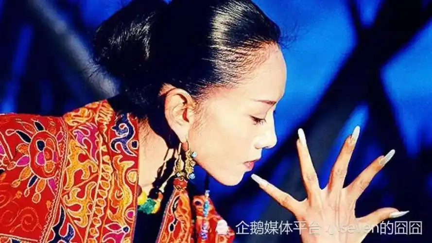 65岁杨丽萍近照曝光,白头发特别明显,左手撑着腰小腹隆起