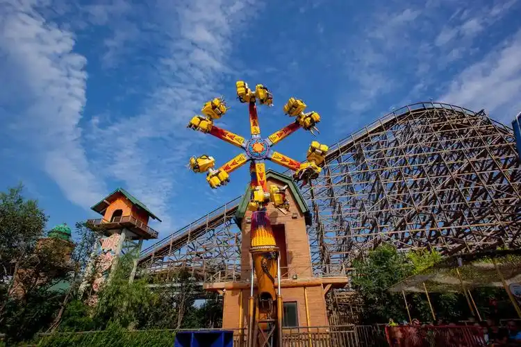 天津欢乐谷门票超长木质过山车惊心动魄激流勇进共度美好欢乐时光内含