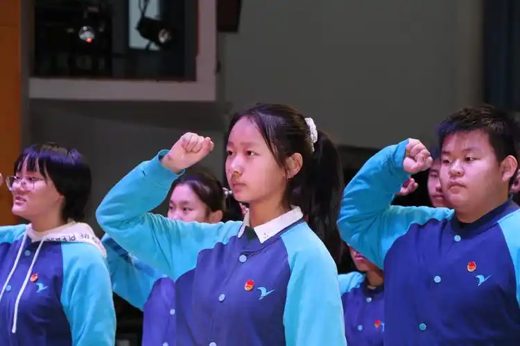 凝聚青年力量 共筑青春梦想--胜利第二初级中学新团员入团宣誓仪式