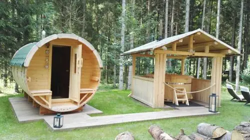 这是旅馆后面的小木屋和木桶,小木屋是冬天用于桑拿的,因为这里还是