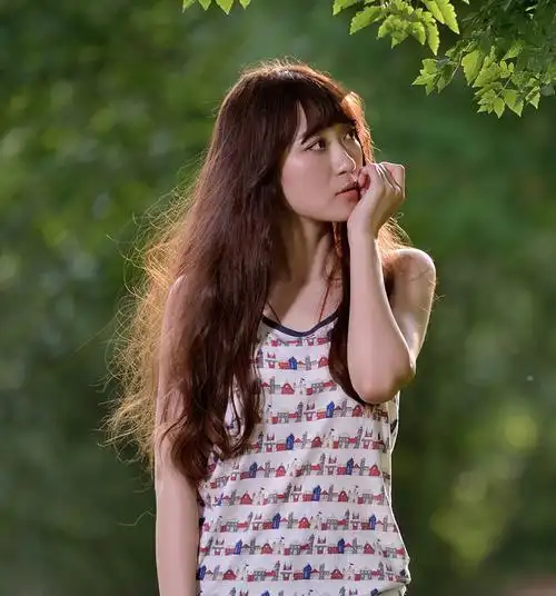 ps抠出很多细头发丝的人像照片