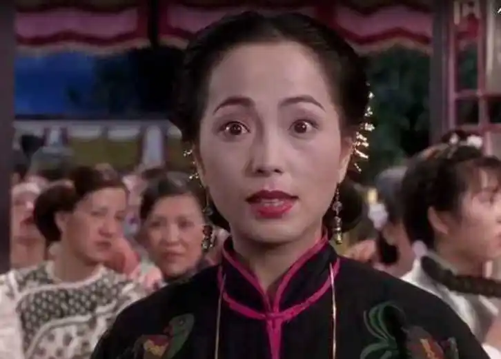 苑琼丹,印象最深刻的就是她在《唐伯虎点秋香》中饰演"石榴姐"