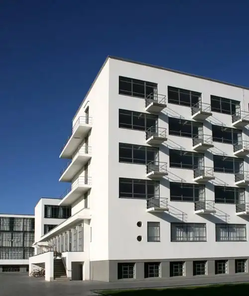 不规则的建筑构图历来就有,但过去很少用于公共建筑之中.