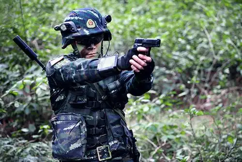 黄维德持枪姿势帅气