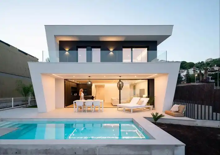 别墅采用了流线型的结构,平滑的曲线和现代化的材质相互融合