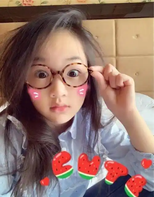 吴尊女儿"整容式"长大,如今的吴欣怡气质非凡,美成女神!