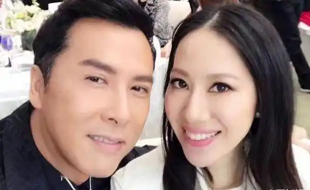 甄子丹儿子弹钢琴,西装革履颇有郎朗风范,斯文帅气让父亲自豪满满