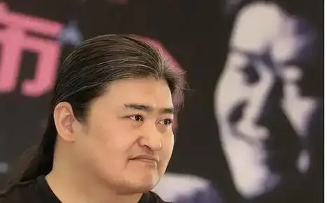 现在的刘欢,虽然不再出头,但是有妻儿相伴,晚年过得非常幸福!