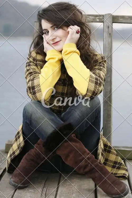 女性户外风景怀旧记忆安静思考多云肖像生活方式