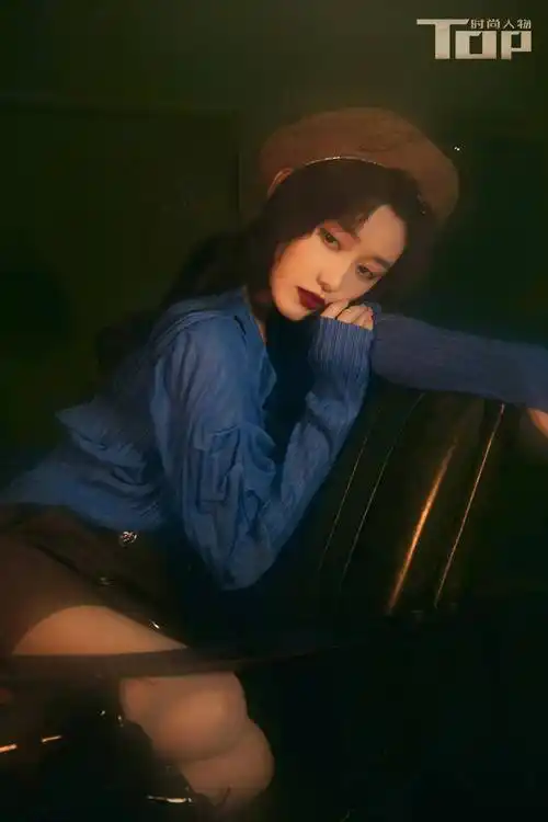 蒋依依港风芳华大片,穿鎏金吊带高开叉裙秀美腿 性感撩人 风情妩媚