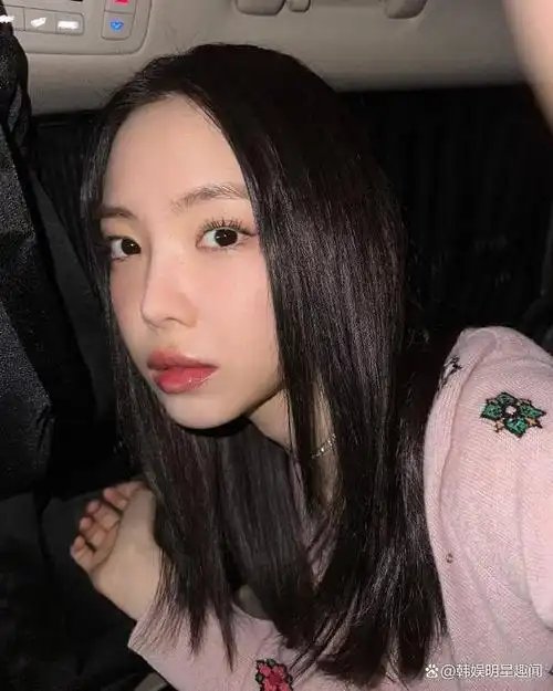 12日,孙娜恩在自己的ins频道上发布了一张在车内拍摄的照片,孙娜恩没