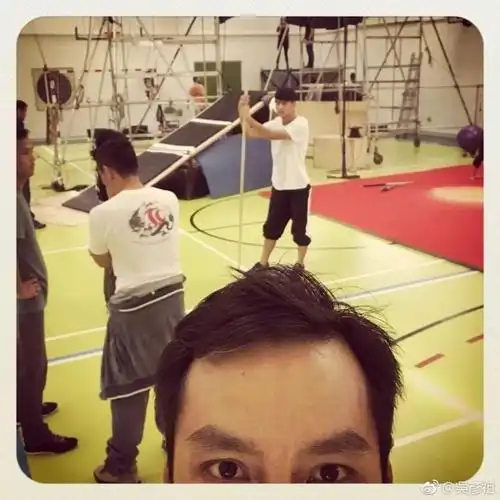 吴彦祖罕见晒自拍背上纹身专治密集恐惧症