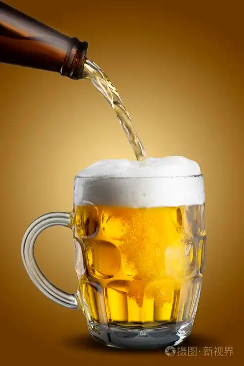 玻璃从瓶啤酒倒照片-正版商用图片097q0l-摄图新视界