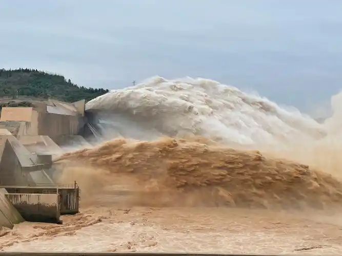 10月12日,小浪底水库正在泄洪(手机照片).