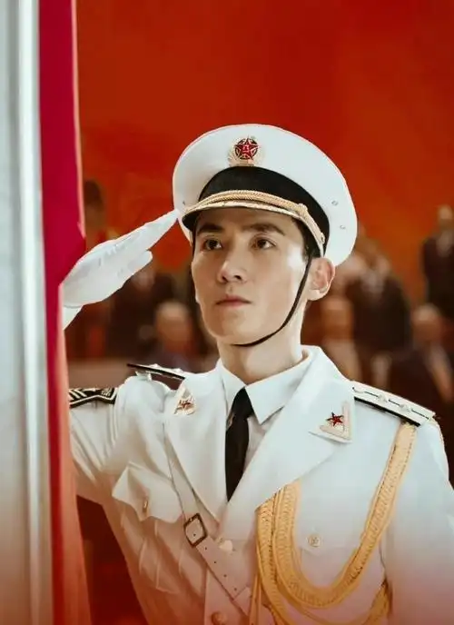 朱一龙军装造型秒杀!正气凛然壁纸级颜值💥