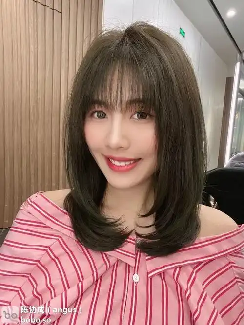 2020年仍然流行"层次感中长发"_发型