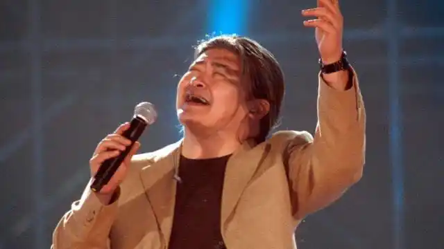 刘欢满头白发照片流传 网络,被指"病危", 经纪人出面回应