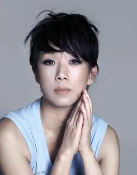 拓展资料《至少还有你》是林忆莲演唱的歌曲,由林夕作词,davy chan