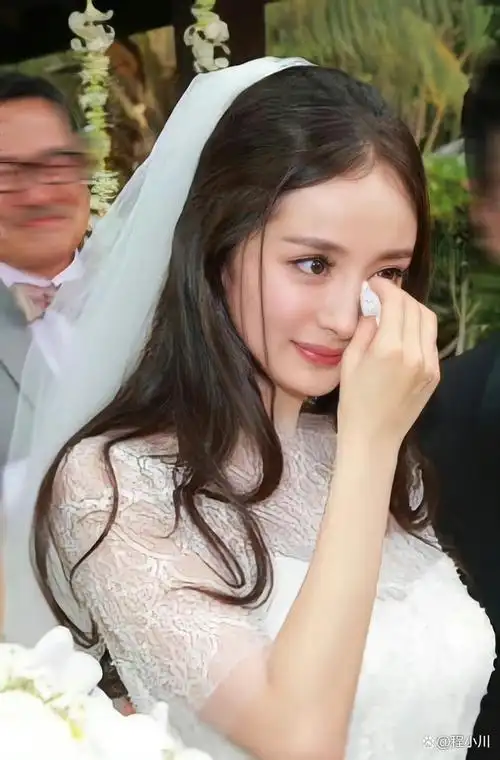 杨幂当年的婚纱照有多美一袭白纱宛若仙女对爱情充满了向往