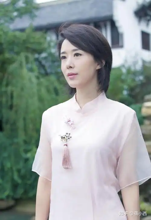 颜丹晨真是40 女人的骄傲,穿深v领薄纱连衣裙,大方秀出好身材