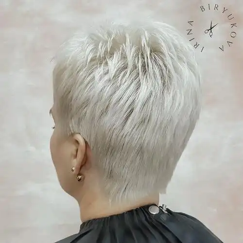 50岁女性发型指南如何遮盖白发增加发量选择适合自己的发型