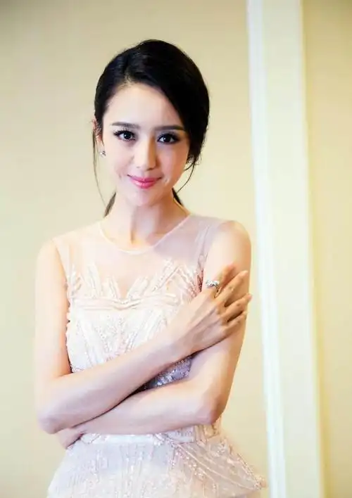 佟丽娅离婚后更大胆,透明裙显饱满身材,成熟魅力更迷人