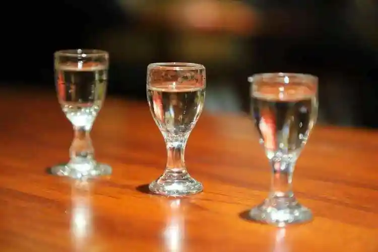 聚会喝酒该聊点啥?行家:第一,白酒5大香型要知道,别不懂酒