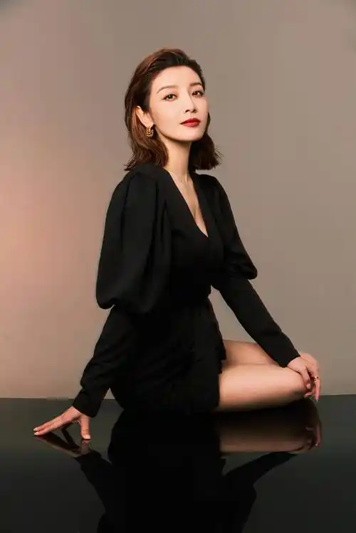 也平凡高晓菲郑恺逗趣互怼最新写真曝光知性性感