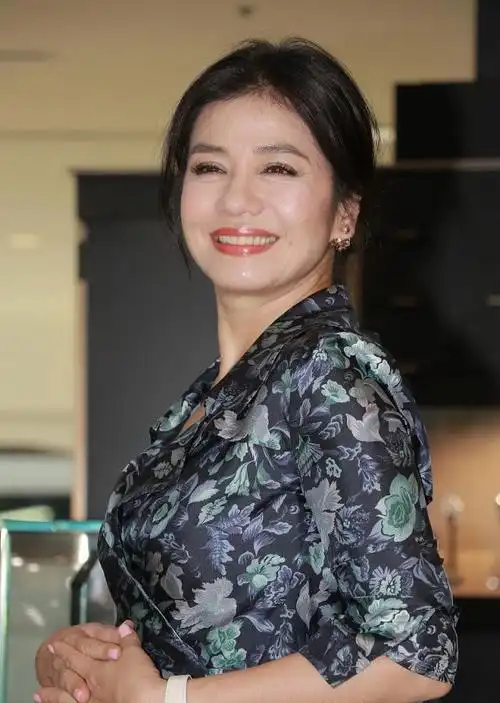 钟楚红越老越耐看60岁皮肤松弛颈纹明显反而更有气质