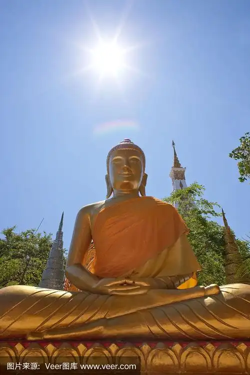 以太阳为背景的泰国佛像.