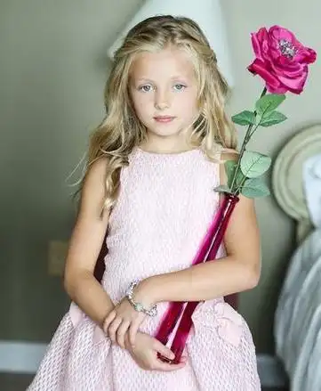 小女孩偏分后梳长卷发发型小孩子最适合梳什么样的发型?