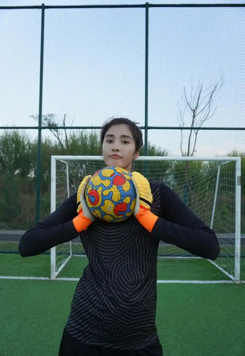 2023年4月14日,前中国女足门将赵丽娜宣布退役.