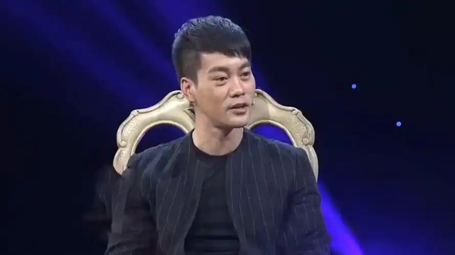 陈国坤第一次去李小龙坟前看他照片懵了陈国坤回忆李小龙合集