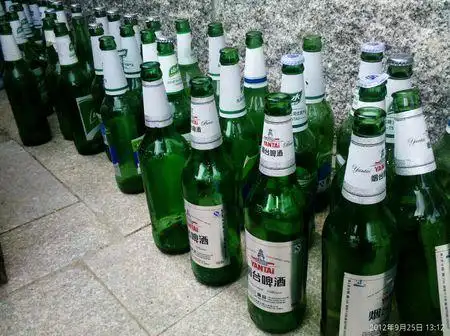 一堆空啤酒瓶子现实图