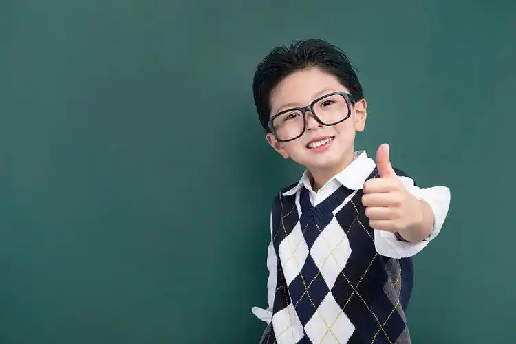 站在黑板前的小学生图片下载