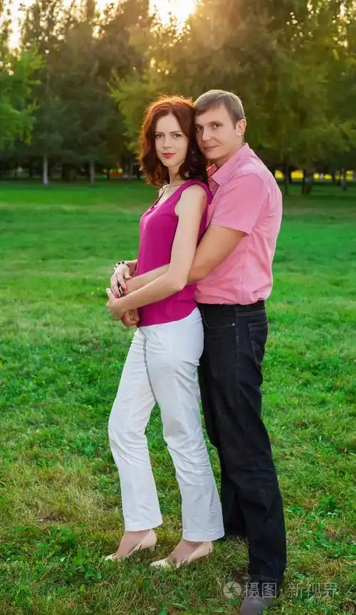 拥抱自己的妻子在自然中的人照片-正版商用图片1qmmlj-摄图新视界