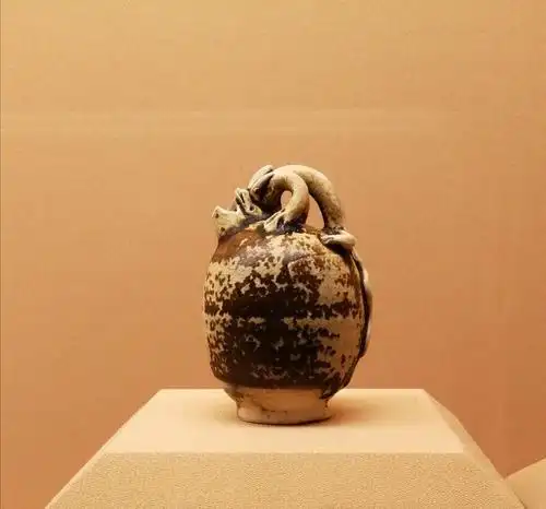 长沙窑酱釉龙形提梁水注 唐(618--907年) 新加坡亚洲文明博物馆