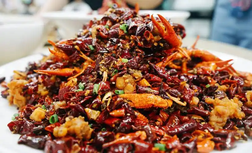 干煸辣子鸡小龙虾#一口咬下去,绵密的口感和淡淡的蛋黄味蕾体验,不