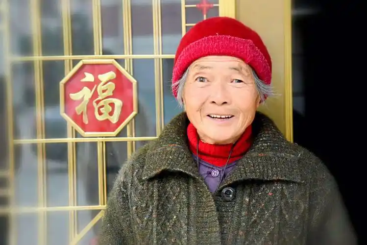 有的老人速性与志愿者面对面拍了张正面照留作纪念…….