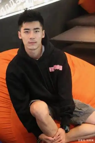 留有小胡子爱穿潮牌卫衣的男生,24岁00后超帅极品阳光大帅哥一枚