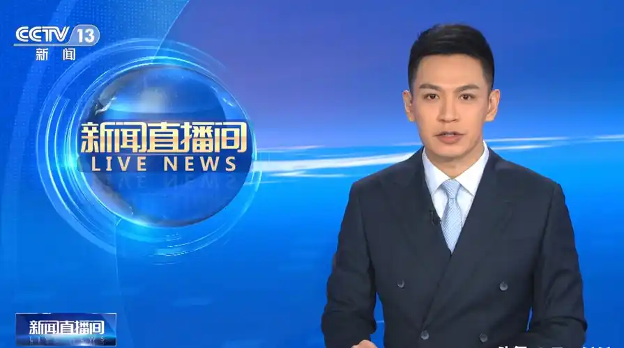 央视中生代主持人何岩柯被重用,首次出镜播报《主播说联播》_门新闻