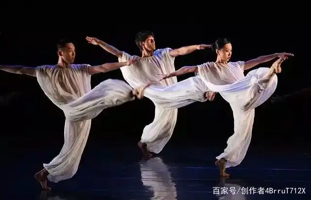 三人舞的创作寻求了一种新的思维方式,展现群众舞蹈表演独特魅力