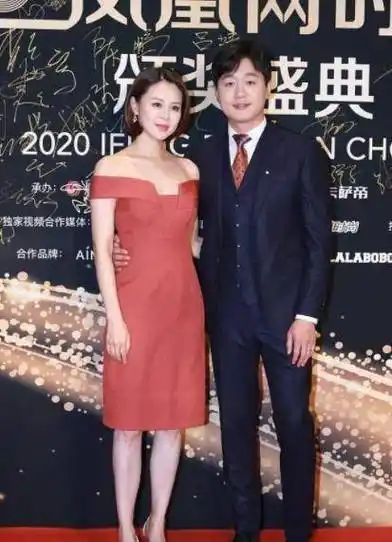 原创关悦穿裙子还挺会挑选个深v领再配蕾丝也就她才能hold住了